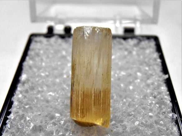 Scapolit - Cristale naturale - Pietre semipretioase