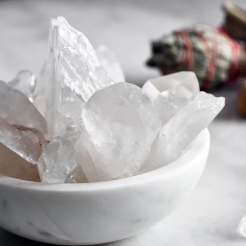 Beneficiile cristalului alb si pietrele populare
